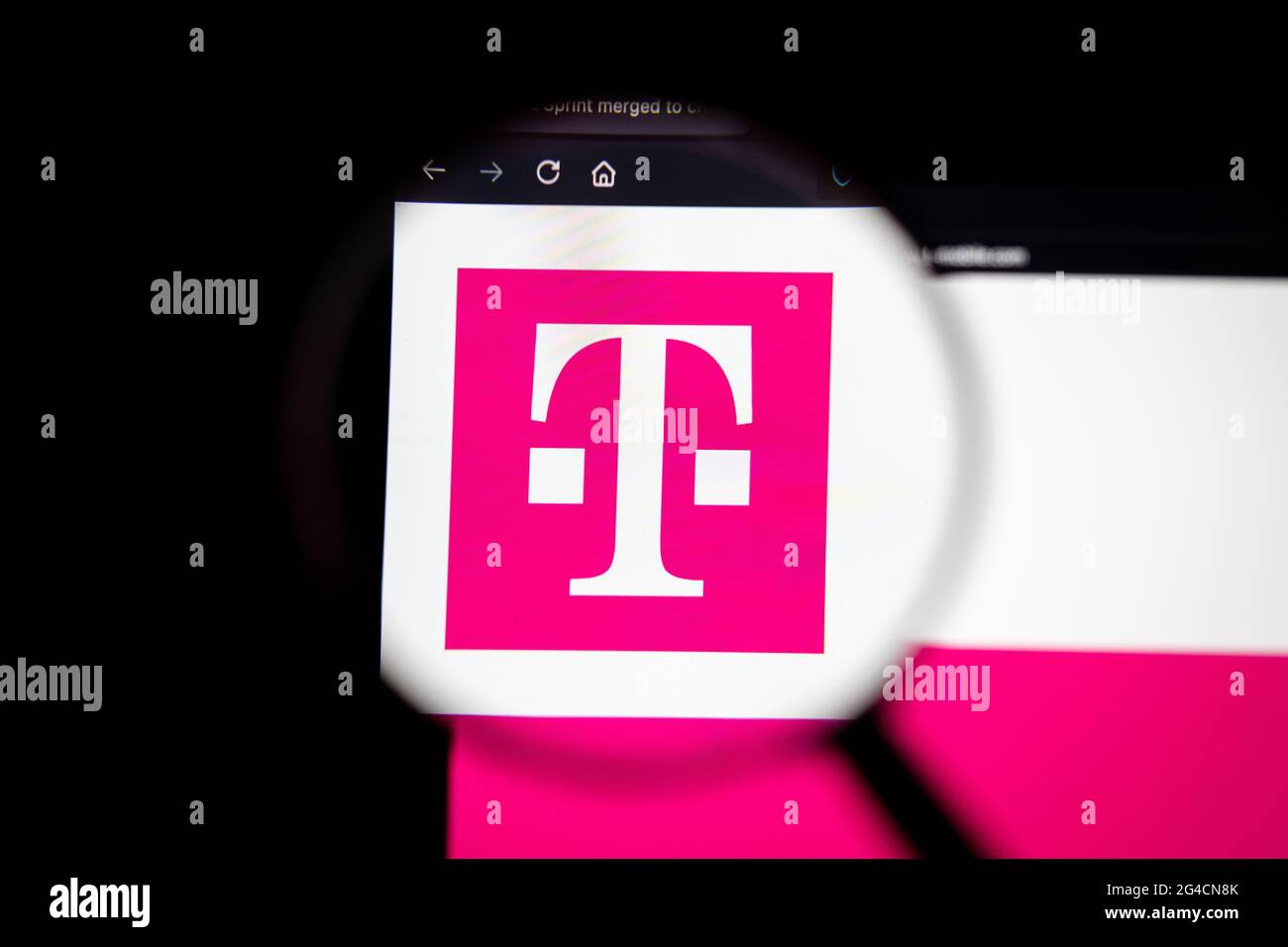 T Mobile logo aziendale su un sito Web, visualizzato sullo schermo di un computer tramite una lente di ingrandimento. Foto Stock