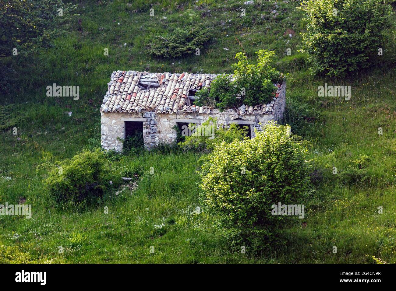 Edificio abbandonato vicino a un rifugio Foto Stock