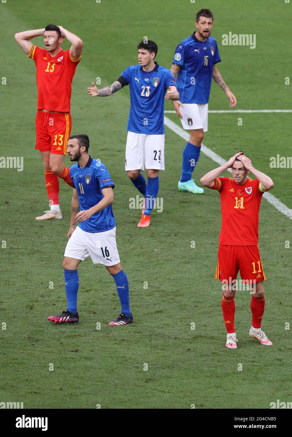 Roma, Italia, 20 giugno 2021. Gareth Bale e il compagno di squadra Kieffer Moore del Galles reagiscono dopo che il Galles numero undici ha perso una buona chance durante la partita UEFA Euro 2020 allo Stadio Olimpico di Roma. L'immagine di credito dovrebbe essere: Jonathan Moscop / Sportimage Foto Stock