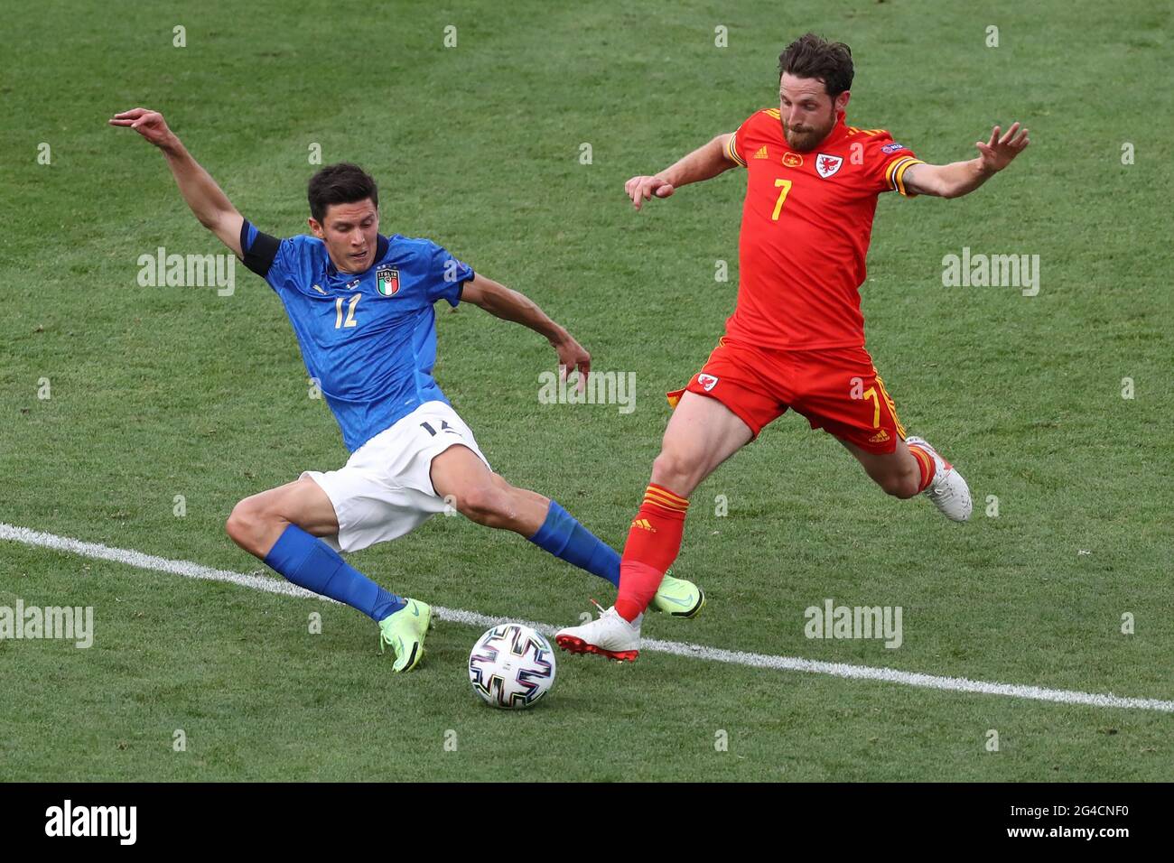 Roma, Italia, 20 giugno 2021. Matteo Pessina d'Italia sfida Joe Allen del Galles durante la partita UEFA Euro 2020 allo Stadio Olimpico di Roma. L'immagine di credito dovrebbe essere: Jonathan Moscop / Sportimage Foto Stock