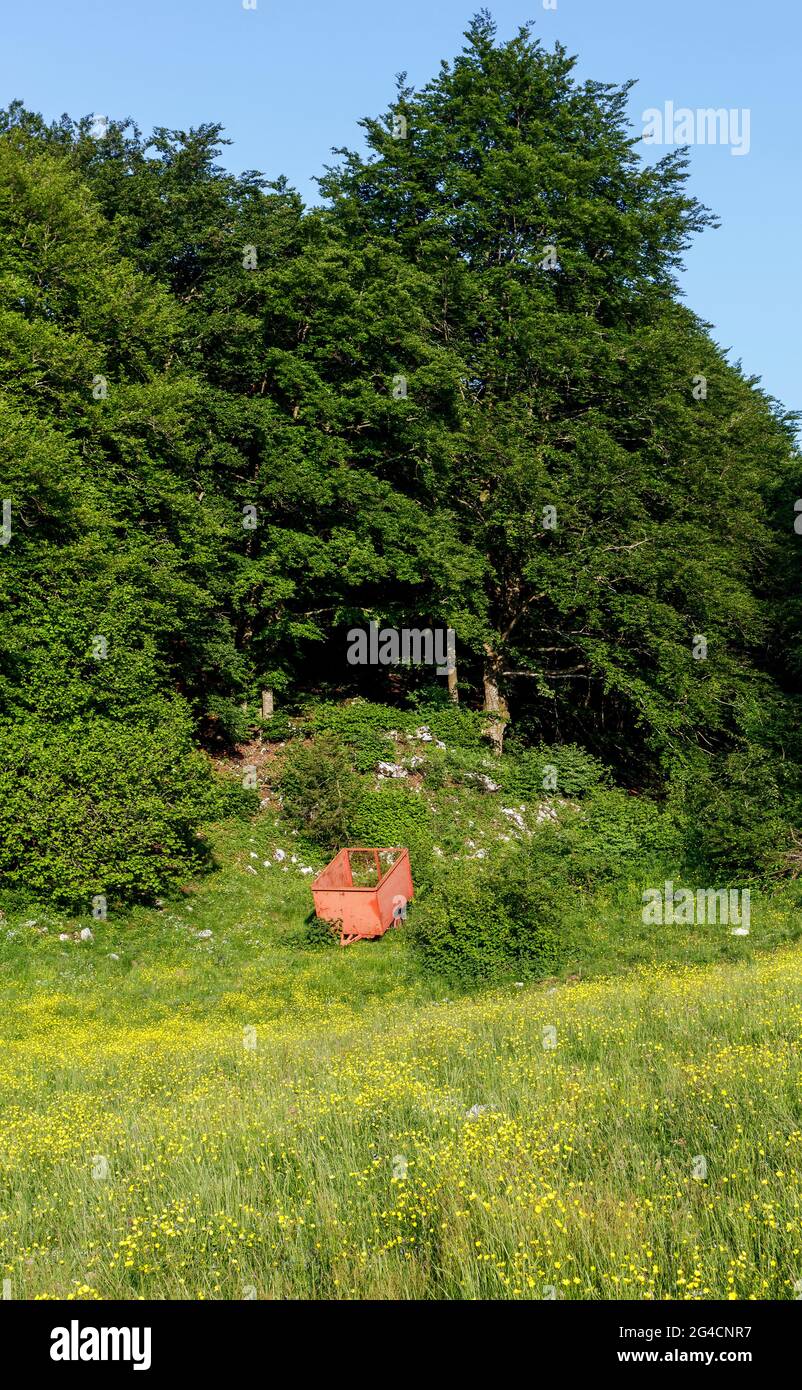 Carro rosso per il trasporto di materiali Foto Stock