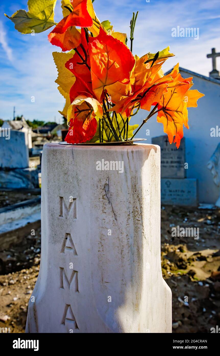 Le foglie cadono adornano la tomba di una madre al St. Patrick Cemetery No. 2, 14 novembre 2015, a New Orleans, Louisiana. Foto Stock