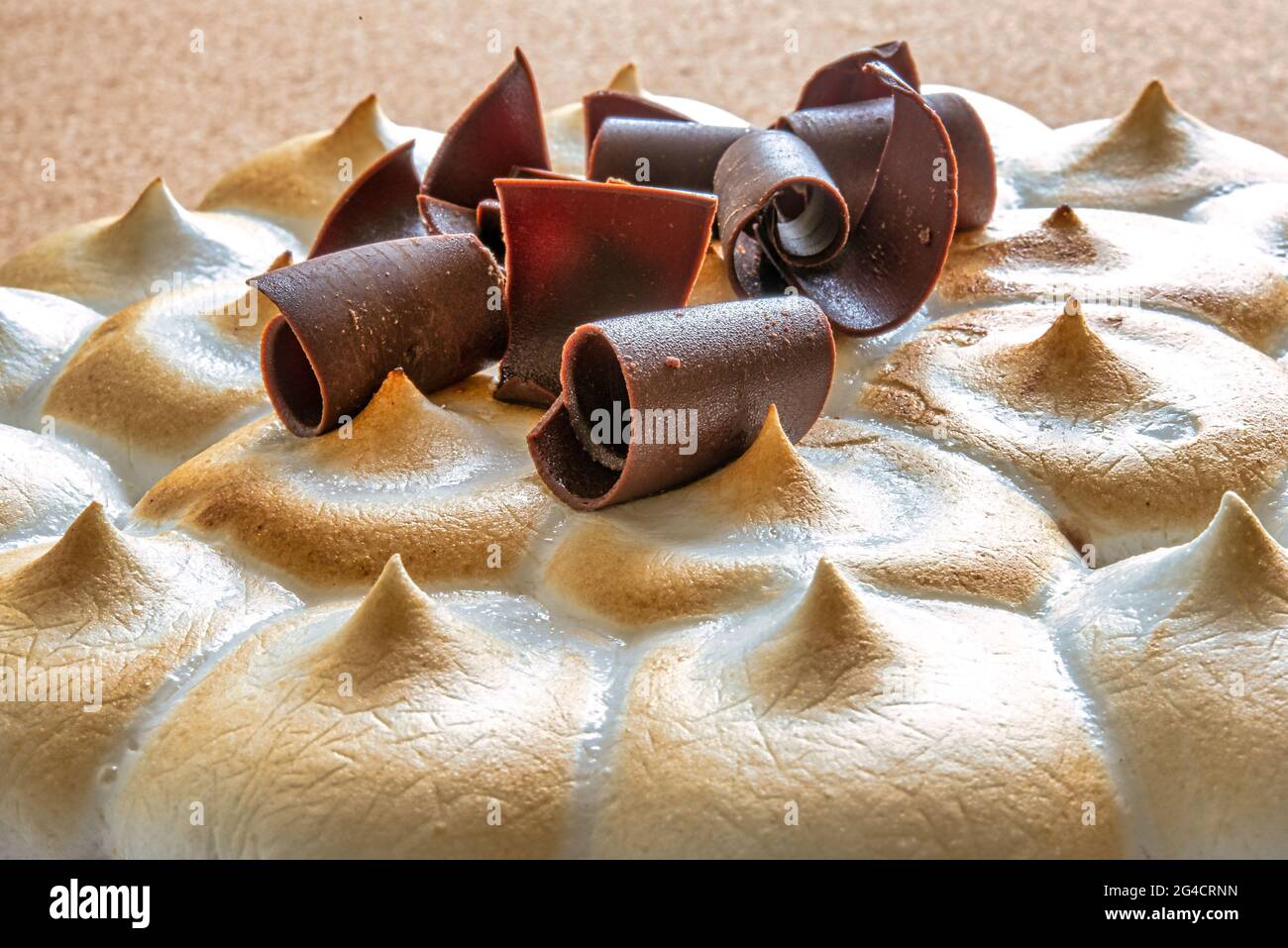 Torta di meringa al cioccolato, dettaglio di primo piano del cibo dolce Foto Stock