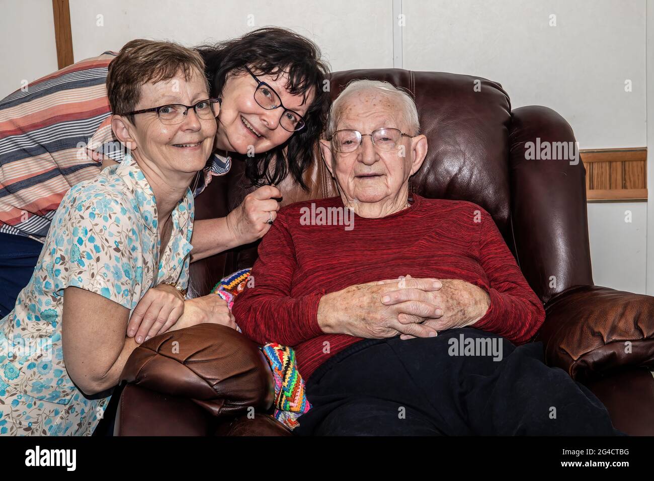 Due sorelle con il loro padre di 97 anni. Foto Stock