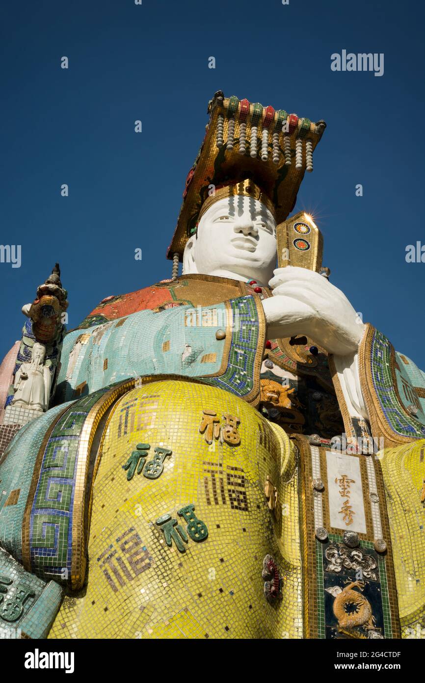 Una grande statua coperta da mosaico di Tin Hau (Mazu), la Dea del Mare, a Repulse Bay, Isola di Hong Kong Foto Stock