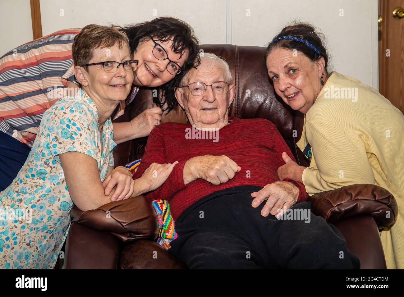 Tre sorelle con il loro padre di 97 anni. Foto Stock