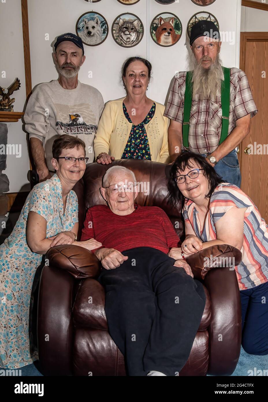 Figli adulti e loro padre di 97 anni. Foto Stock