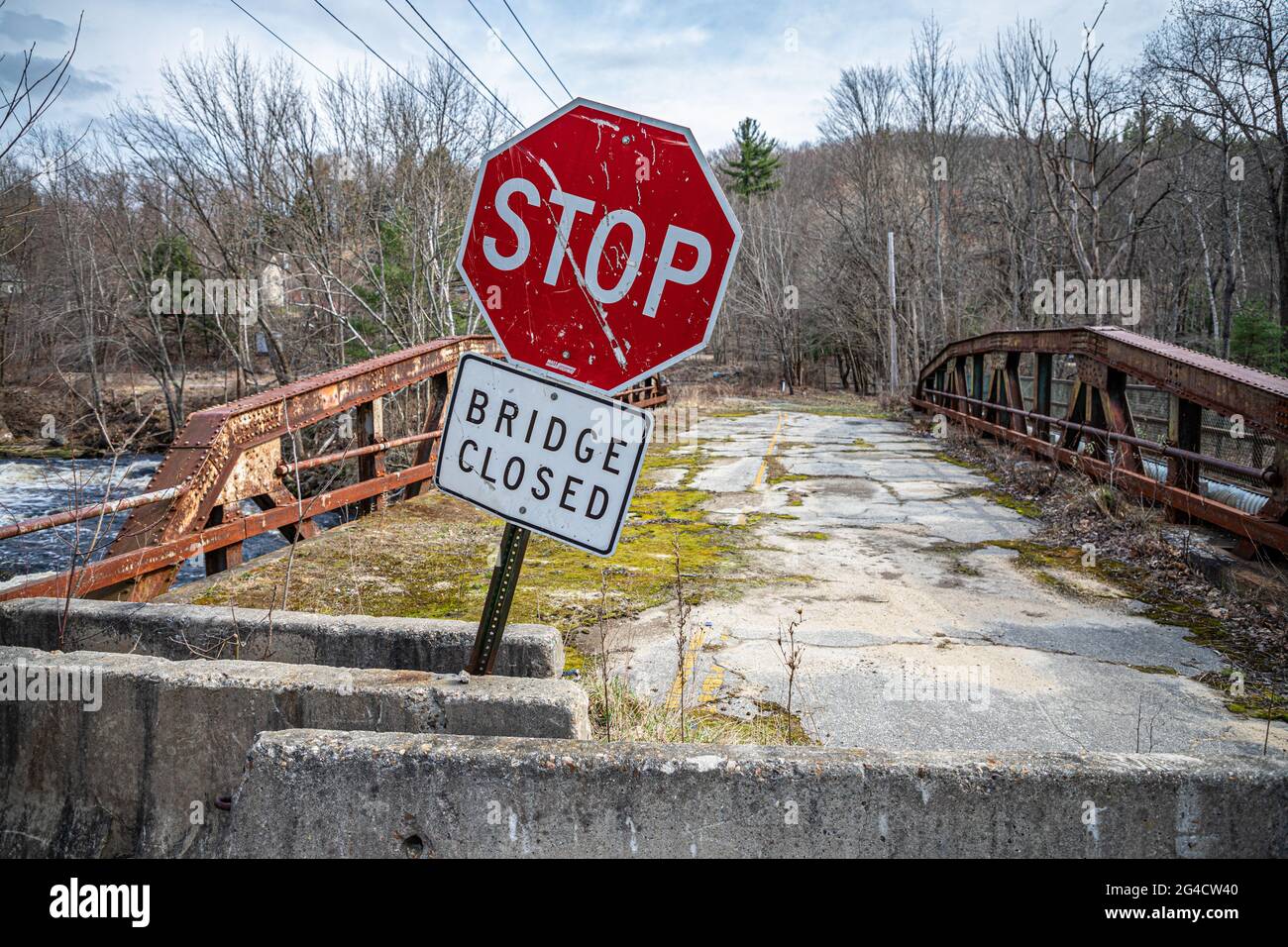 Un vecchio ponte chiuso che attraversa il fiume Millers a Royalston, Massachusetts Foto Stock