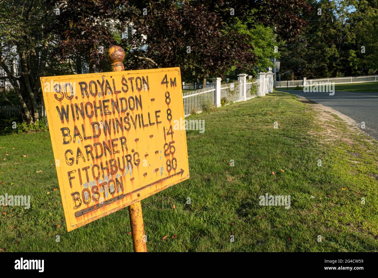 Un vecchio cartello giallo a Royalston, ma che mostra le indicazioni Foto Stock
