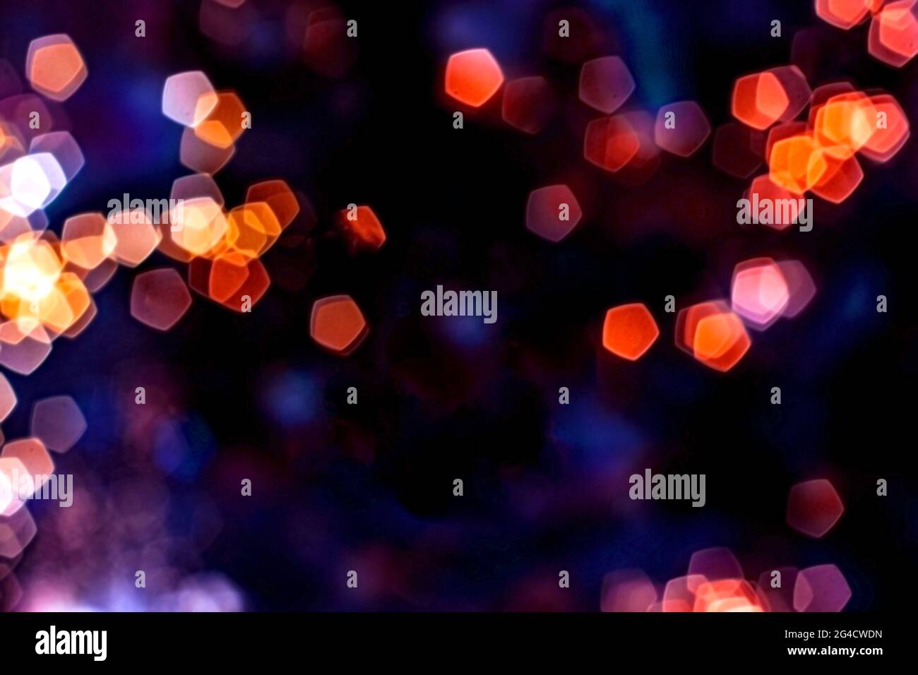 Luci offuscate sfondo astratto di notte, sfocato sfondo bokeh scuro e luminoso, magico motivo luminoso illuminato. Foto Stock