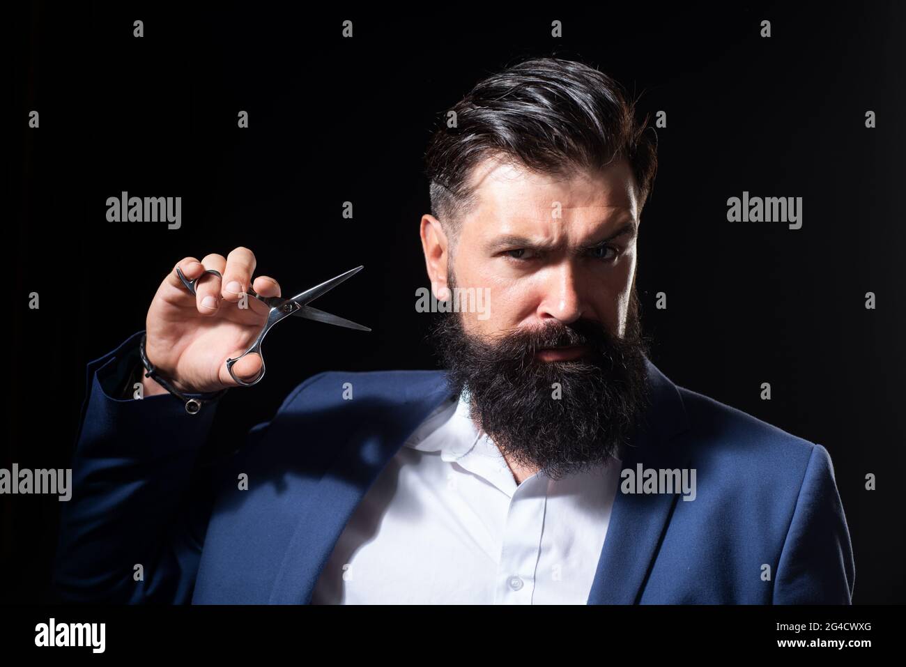 Uomo con barba e forbici Stock Photo