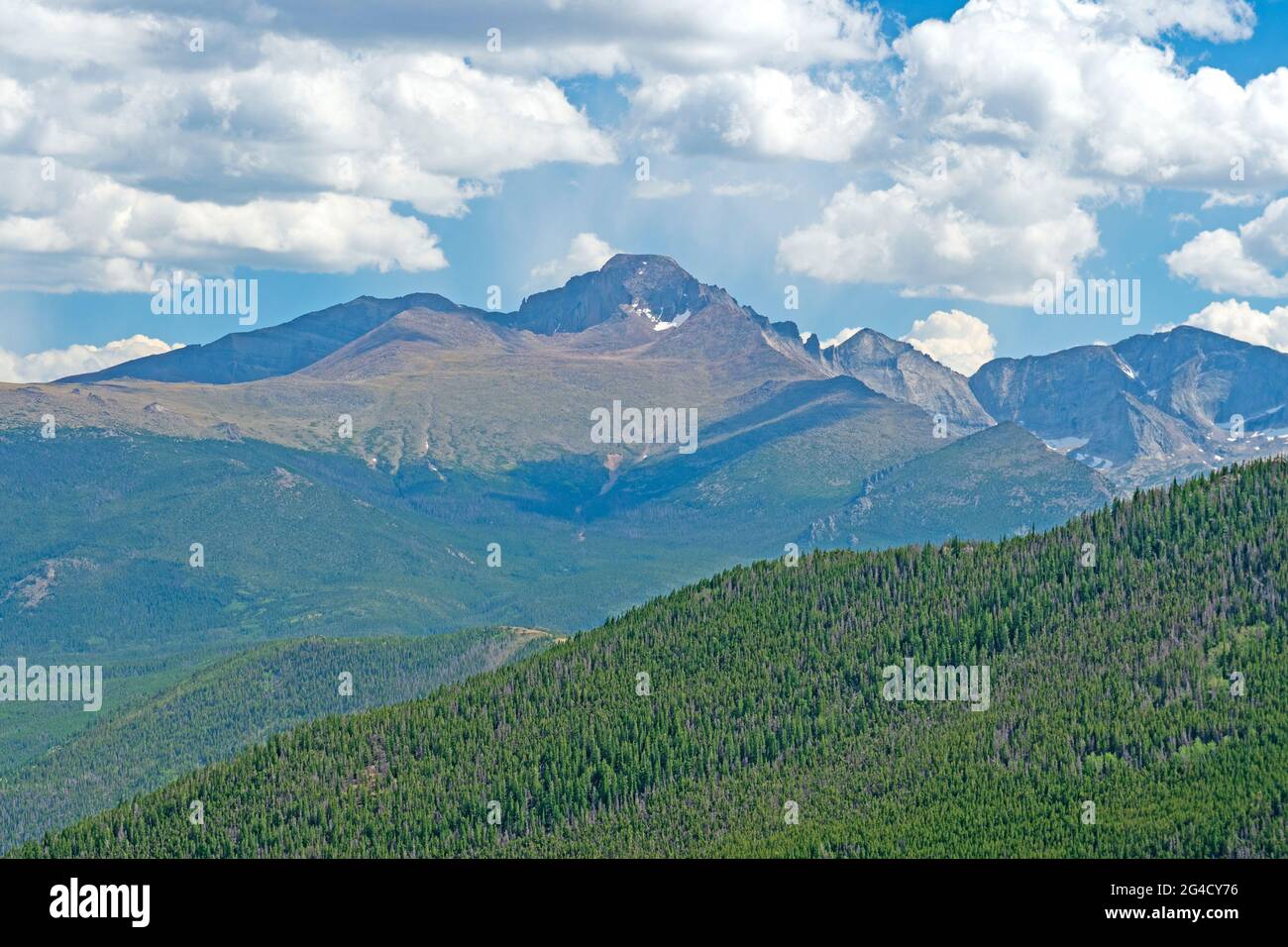 Spettacolare Longs Peak su un paesaggio alpino nel Rocky Mountain National Park in Colorado Foto Stock