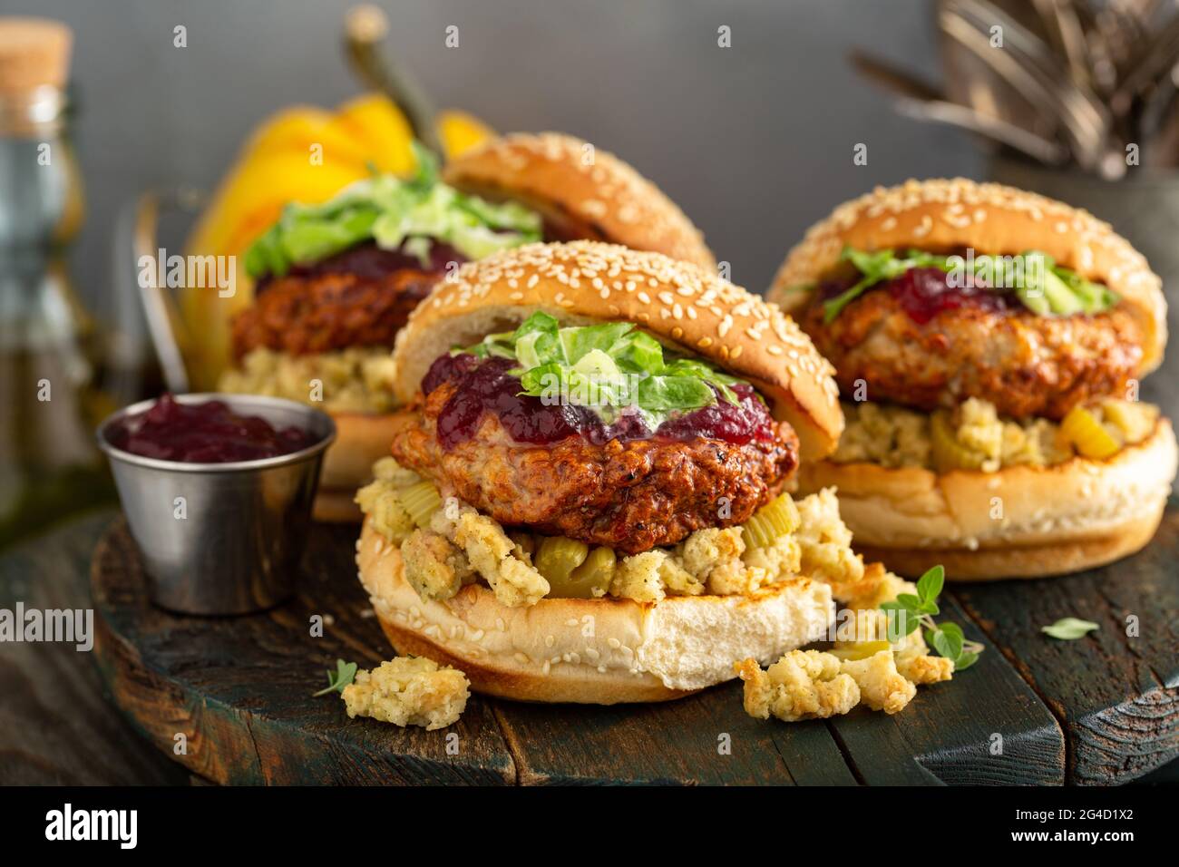 Hamburger di tacchino con ripieno e salsa di mirtilli rossi Foto Stock