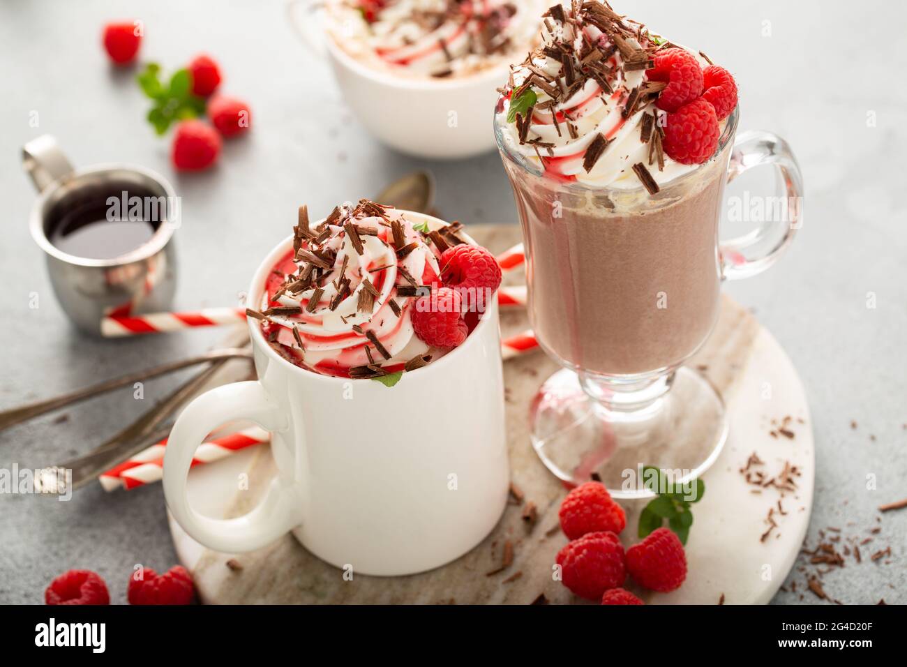Cioccolata calda estiva con panna montata e sciroppo di lampone Foto Stock