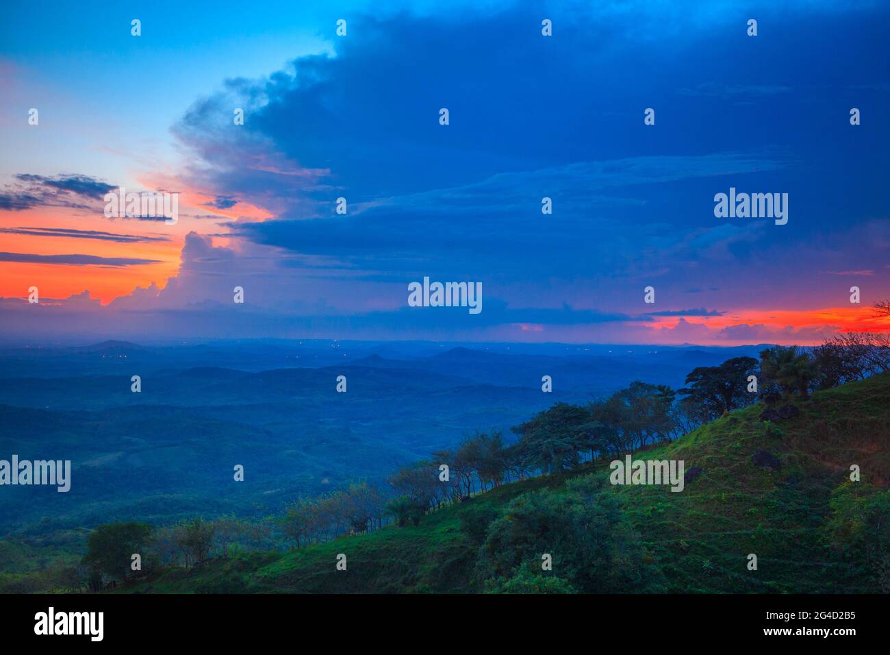 Panama paesaggio con bellissimo tramonto con cielo colorato e verde nei paesaggi collinari vicino a Ola nella provincia di Colle, Repubblica di Panama. Foto Stock