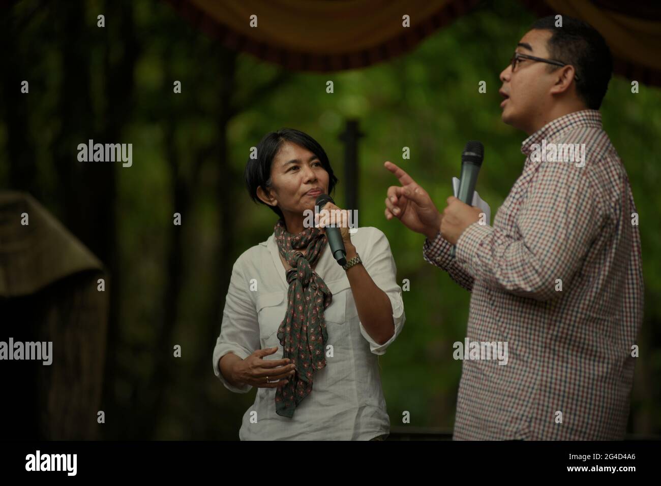 La trasmissione indonesiana di notizie presentatore Desi Anwar e Muhammad Farhan che ha un talk show sul parco nazionale e la conservazione della natura sul palco, durante un evento tenuto dal Ministero delle foreste indonesiano nel Parco Nazionale Kambas di Way, Lampung, Indonesia. Foto Stock