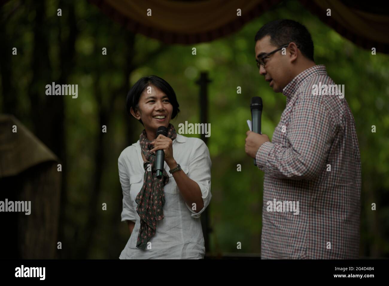 La trasmissione indonesiana di notizie presentatore Desi Anwar e Muhammad Farhan che ha un talk show sul parco nazionale e la conservazione della natura sul palco, durante un evento tenuto dal Ministero delle foreste indonesiano nel Parco Nazionale Kambas di Way, Lampung, Indonesia. Foto Stock