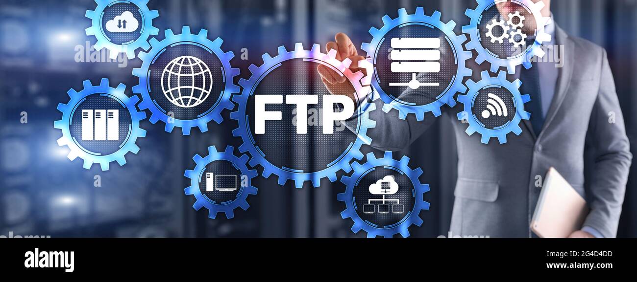 Uomo d'affari che preme il touch screen FTP. Concetto IT blu. Foto Stock