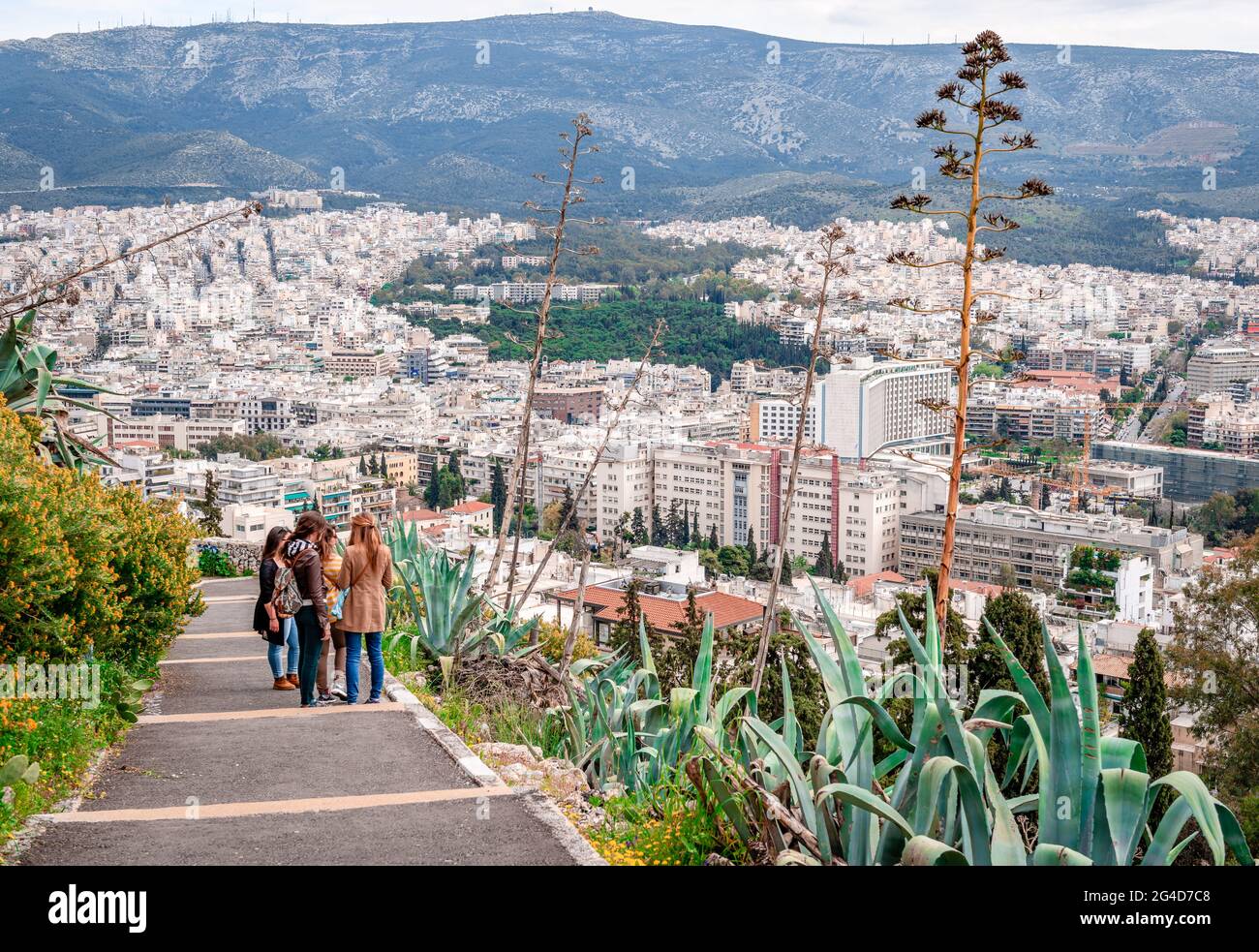 Atene, Grecia - 4 aprile 2015: Le giovani ragazze godono della vista dal sentiero che conduce al monte Licabetto. Atene e il monte Hymettus sono nel backgrou Foto Stock