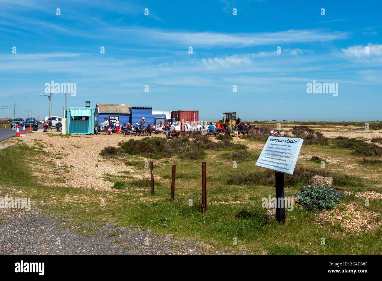 Lo snack Shack presso il Dungeness Fish Hut serve spuntini di pesce catturati localmente e la spiaggia di ciottoli. Foto Stock