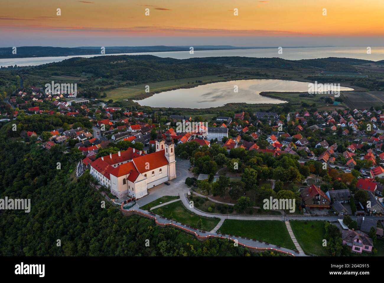 Tihany, Ungheria - veduta panoramica aerea del famoso Monastero Benedettino di Tihany (Abbazia di Tihany, Tihanyi Apatsag) con lago interno e una bella Foto Stock