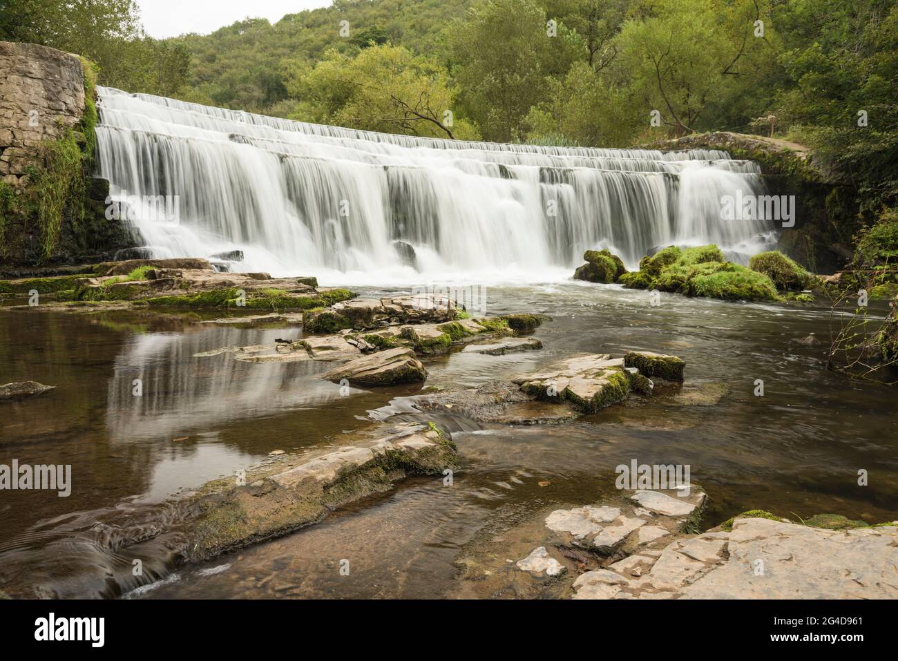 Monsal Dale Weir sul fiume Wye situato nel Peak National Park Derbyshire Inghilterra Regno Unito Foto Stock