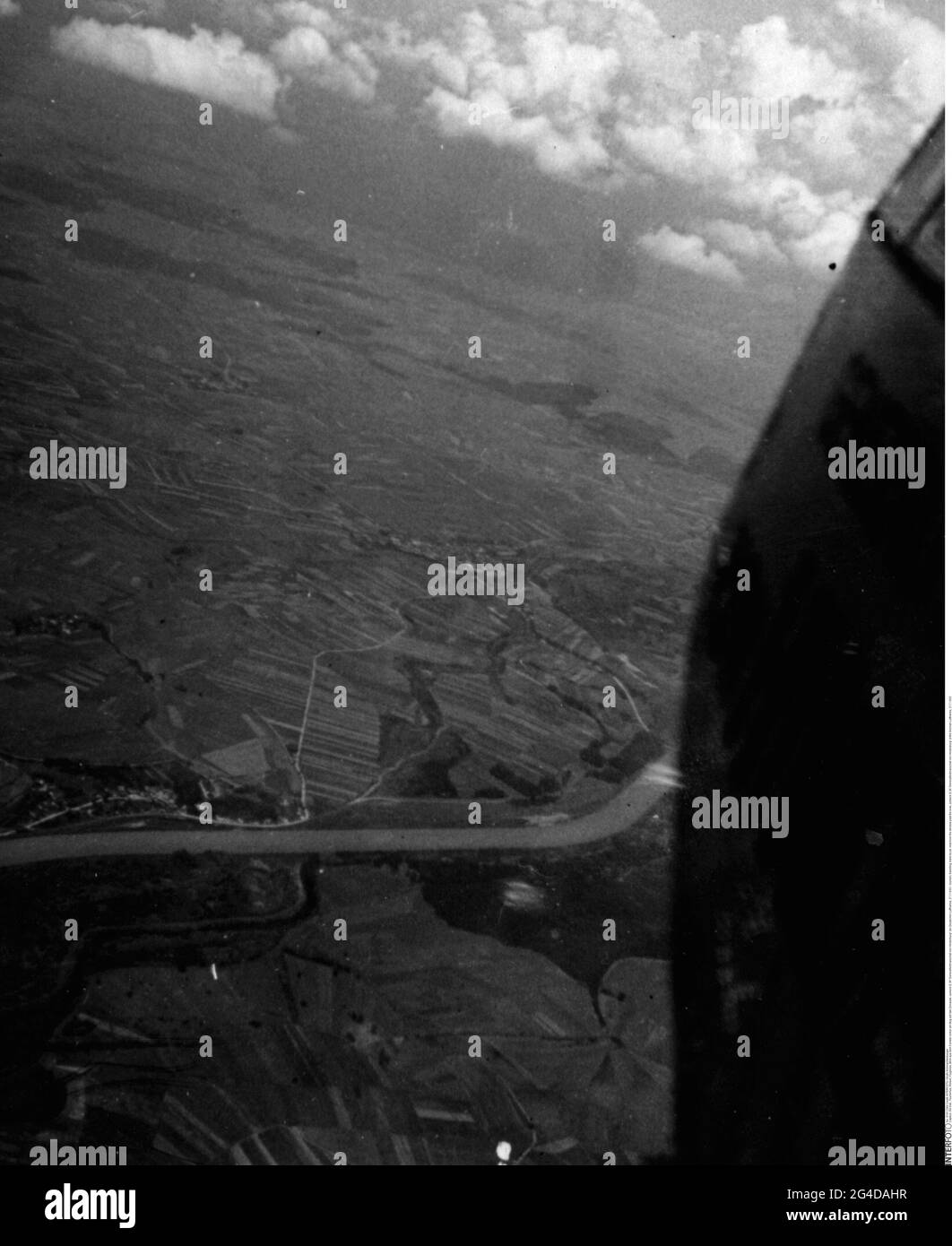 turismo, viaggiare, viaggiare in aereo, vista dalla finestra oltre l'arco sulla valle del Danubio, EDITORIALE-USO-SOLO Foto Stock