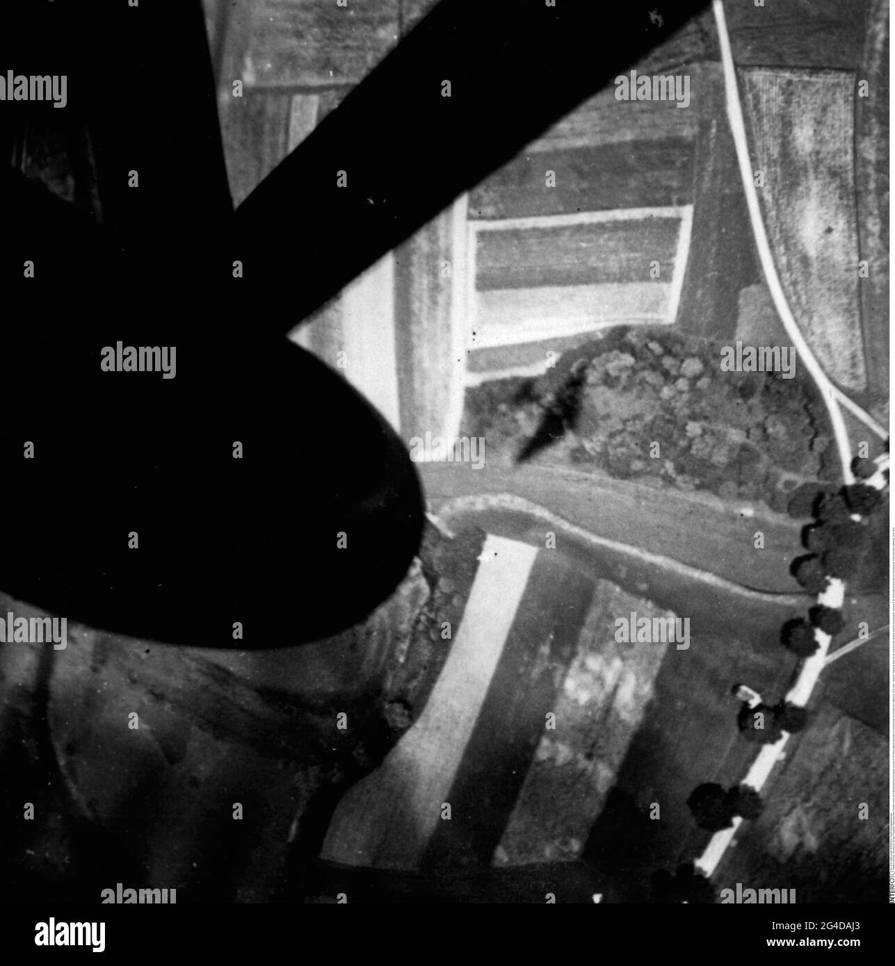 turismo, viaggio, viaggio in aereo, vista dalla finestra oltre il carrello di atterraggio sulla valle del Danubio, SOLO EDITORIALE-USO-SOLO Foto Stock