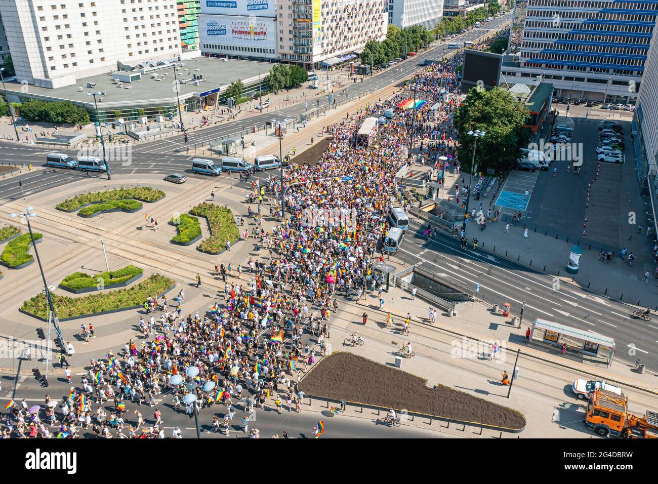 Varsavia, Polonia - Giugno 19 2021: Parata di uguaglianza, marcia dell'orgoglio. Celebrazione delle persone LGBT e proteste contro l'omofobia, vista aerea. Foto Stock