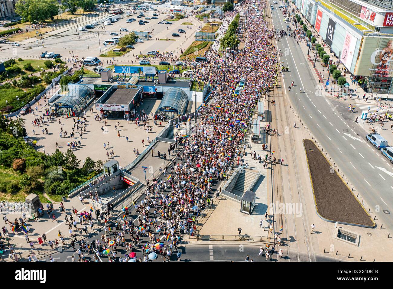 Varsavia, Polonia - Giugno 19 2021: Parata di uguaglianza, marcia dell'orgoglio. Celebrazione delle persone LGBT e proteste contro l'omofobia, vista aerea. Foto Stock