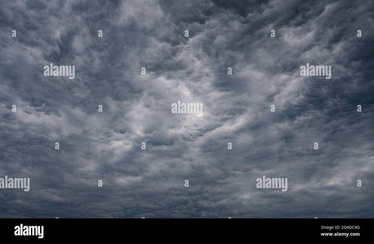 Grigio scuro tempesta nuvole sfondo. Vista delle nuvole di pioggia nel cielo. Foto Stock