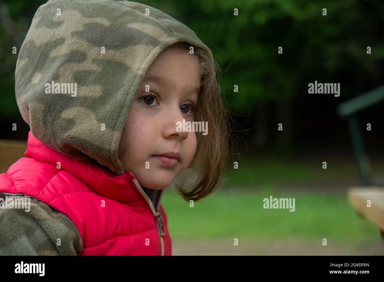 In primavera, la bambina in una felpa con cappuccio camouflage sta camminando nel Parco Nazionale Abant. Selective Focus Girl Foto Stock