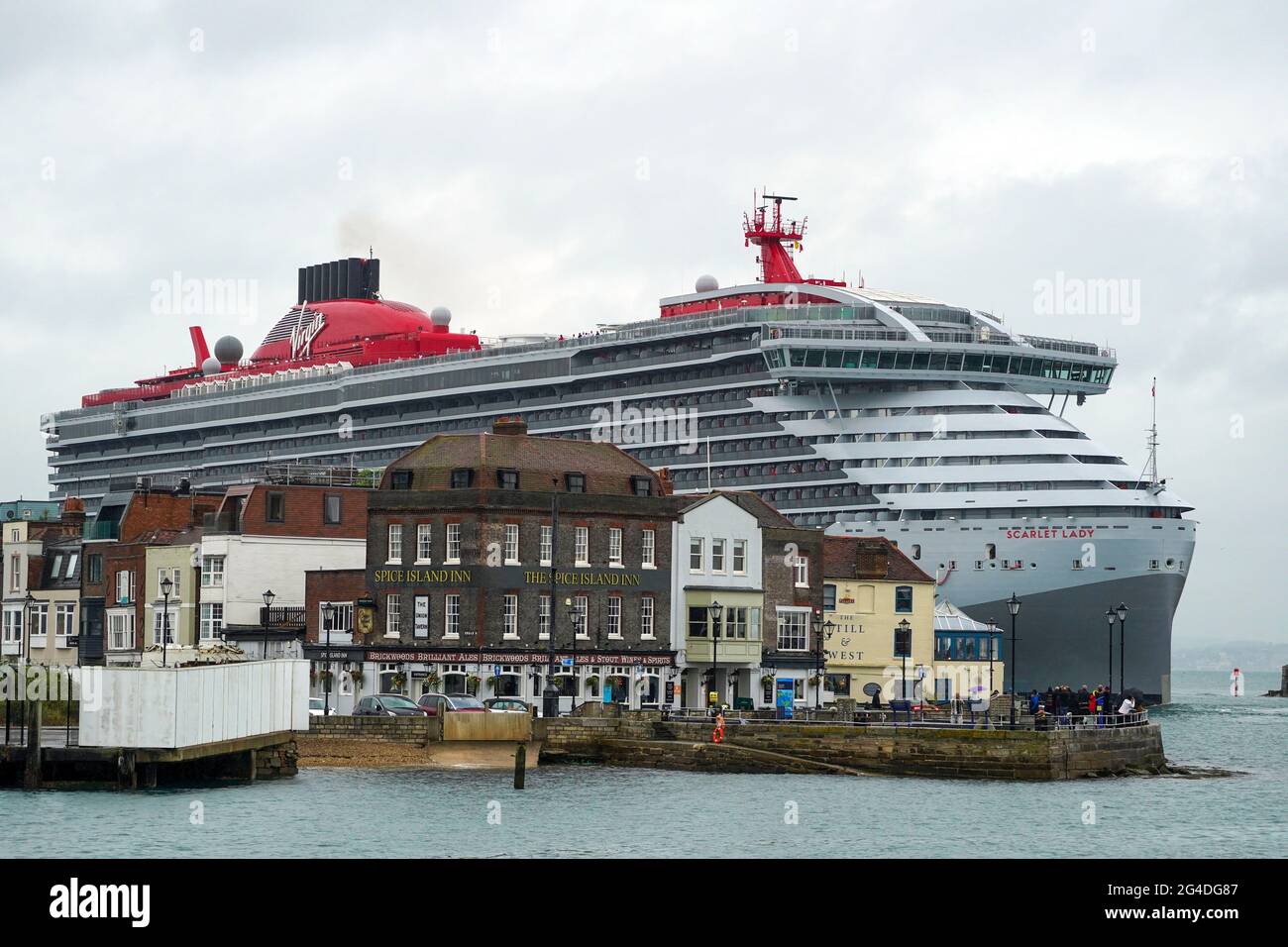 La lussuosa nave da crociera Scarlet Lady di Virgin Voyage arriva a Portsmouth per la prima volta. La nave da 110,000 tonnellate è la più grande nave che abbia mai attraccato in città, più grande di entrambe le portaerei della Royal Navy. Data immagine: Lunedì 21 giugno 2021. Foto Stock