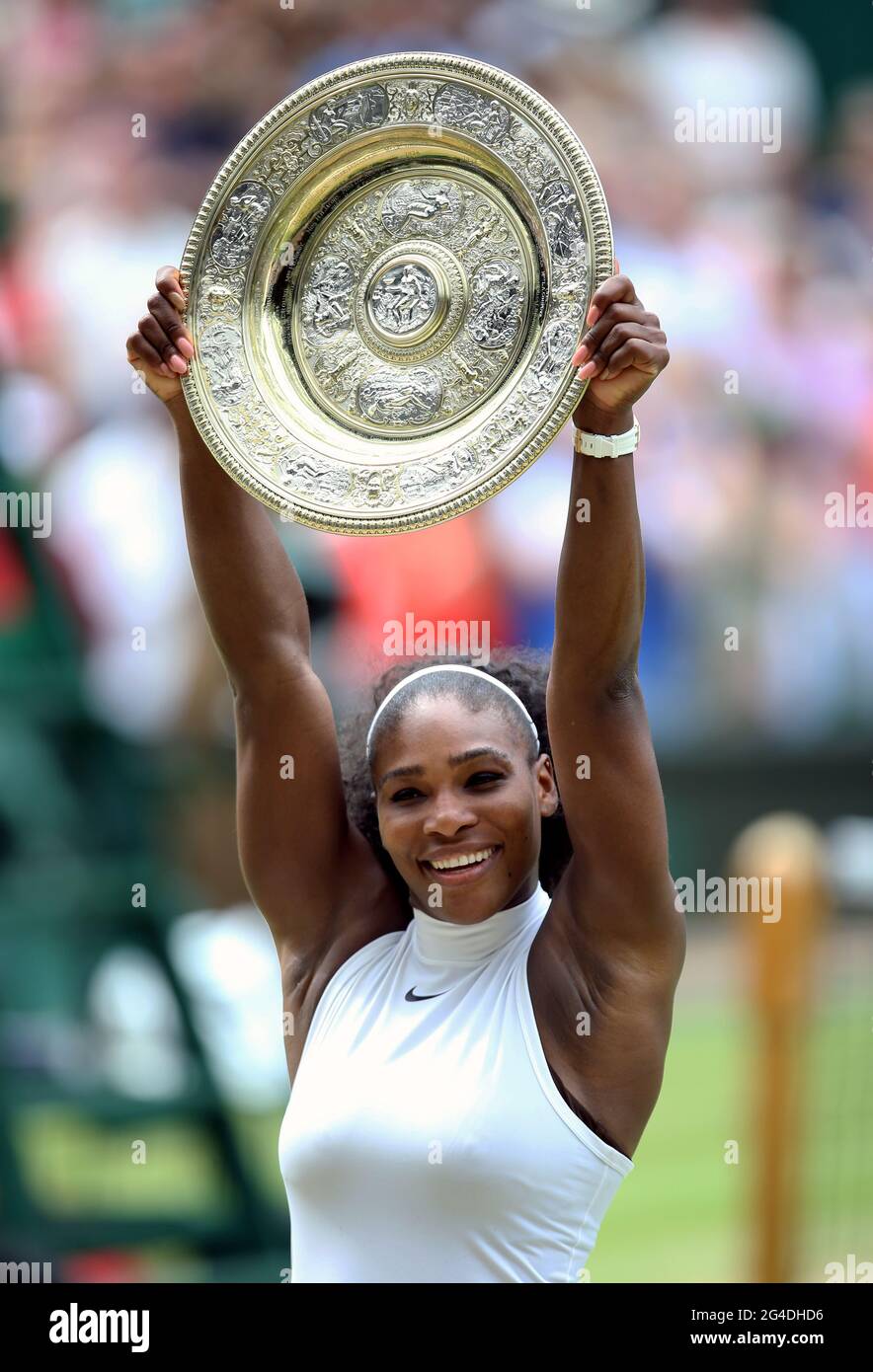 File foto datata 09-07-2016 di Serena Williams con il trofeo dopo aver battuto Angelique Curber nella finale di Ladies singles. Data di emissione: Lunedì 21 giugno 2021. Foto Stock