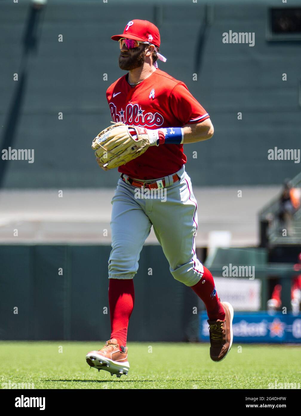 Giugno 20 2021 San Francisco CA, U.S.A. i Phillies Fielder di destra Bryce Harper (3) che corrono fuori dal campo durante la partita di MLB tra i Philadelphia Phillies e San Francisco Giants, Phillies ha perso 11-2 a Oracle Park San Francisco California Thurman James/CSM Foto Stock