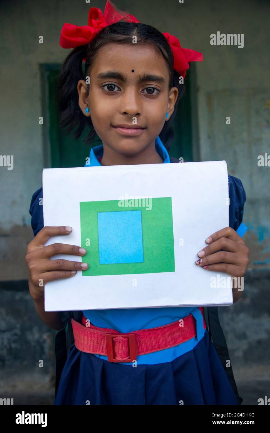 Indiane Rural School Girl tenere notebook a scuola Foto Stock