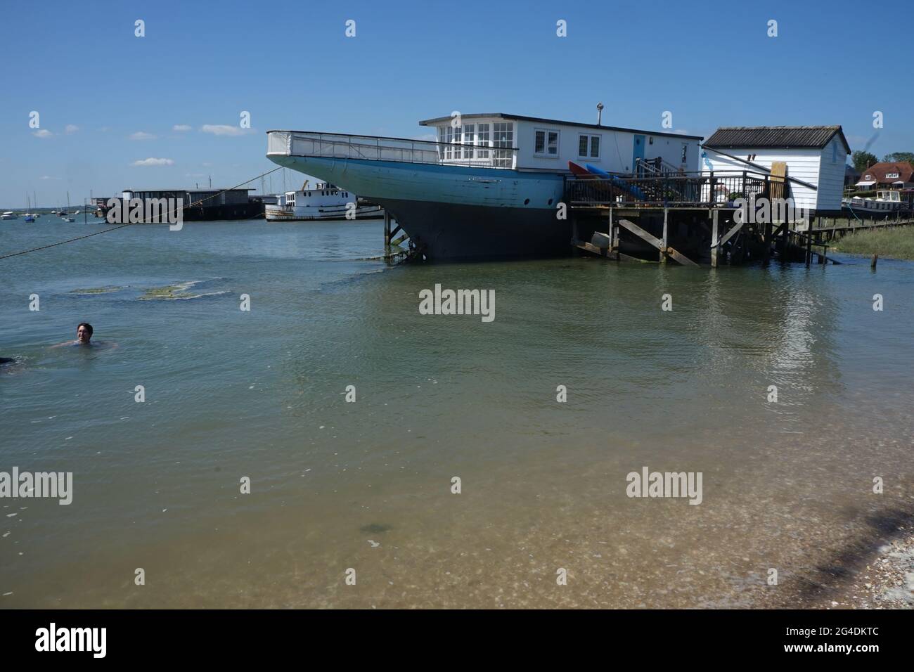 Vecchia barca a vela convertita in una barca a casa Foto Stock