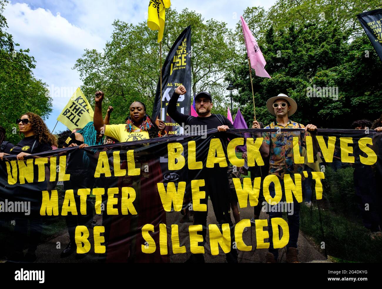La Black Lives è un problema che protestava lungo la dimostrazione di Side Kill the Bill, guidata dal ramo britannico della Black Lives Matter, combattendo specificamente contro l'uso del potere della polizia come mezzo per tacere le voci nere, in risposta ai recenti assassinii di neri da parte della polizia. Foto Stock