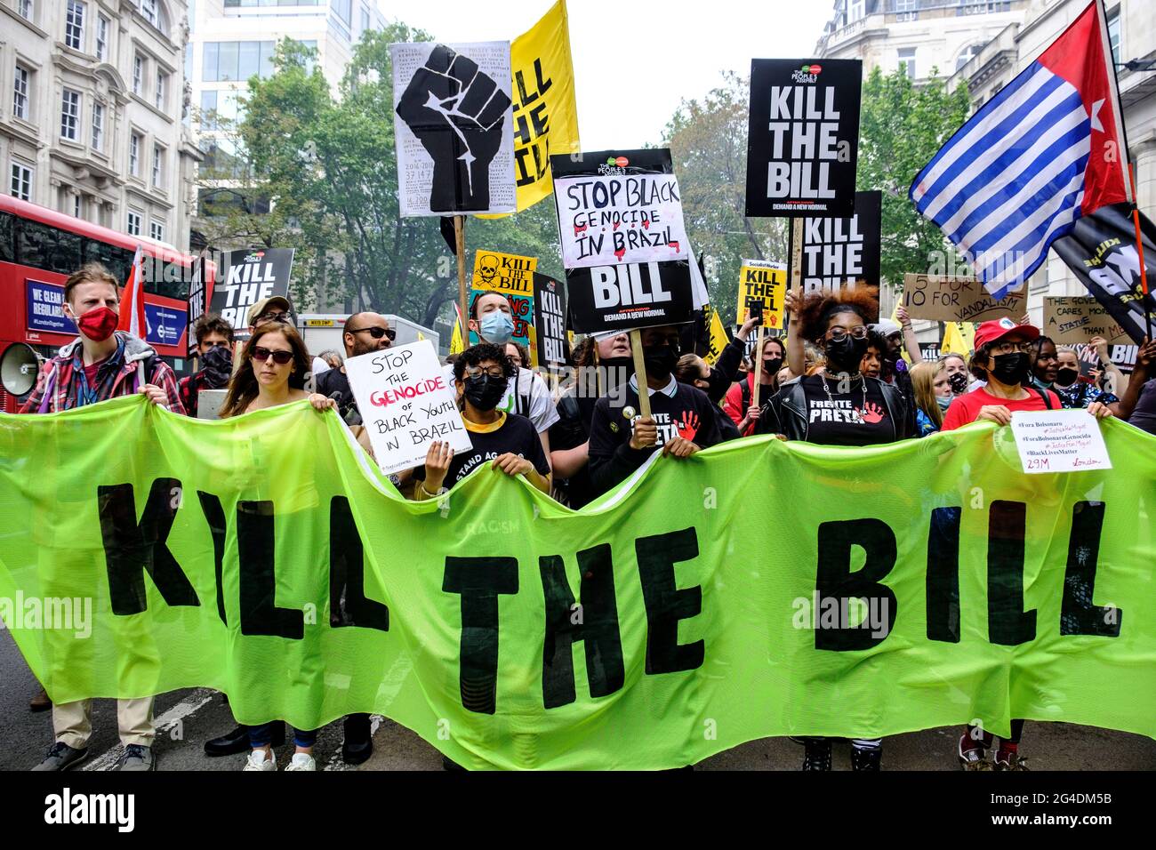 La Black Lives è un problema che protestava lungo la dimostrazione di Side Kill the Bill, guidata dal ramo britannico della Black Lives Matter, combattendo specificamente contro l'uso del potere della polizia come mezzo per tacere le voci nere, in risposta ai recenti assassinii di neri da parte della polizia. Foto Stock