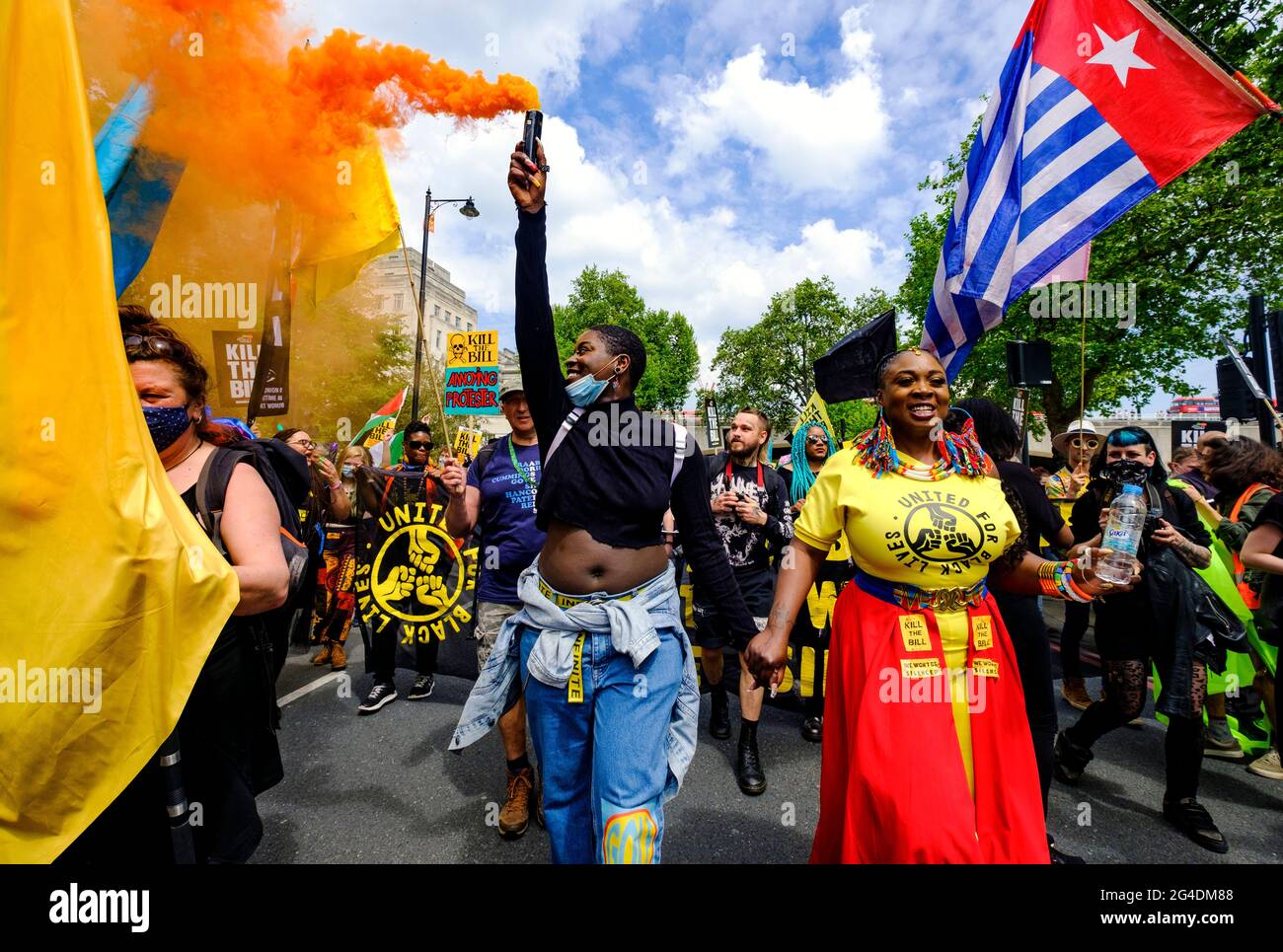 La Black Lives è un problema che protestava lungo la dimostrazione di Side Kill the Bill, guidata dal ramo britannico della Black Lives Matter, combattendo specificamente contro l'uso del potere della polizia come mezzo per tacere le voci nere, in risposta ai recenti assassinii di neri da parte della polizia. Foto Stock