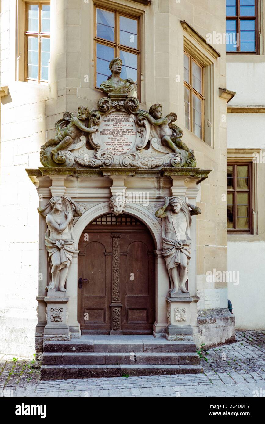 Rothenburg ob der Tauber, Franconia/Germania: Altes Gymnasium (Old School), portale anteriore Foto Stock