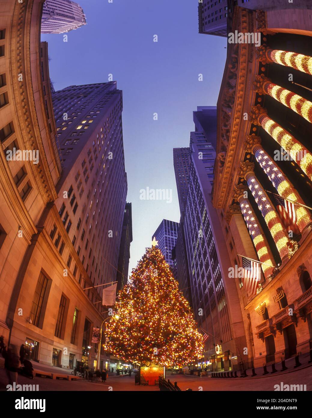 Albero di Natale luci dalla Borsa di Wall Street edificio in centro  Manhattan NEW YORK CITY USA Foto stock - Alamy