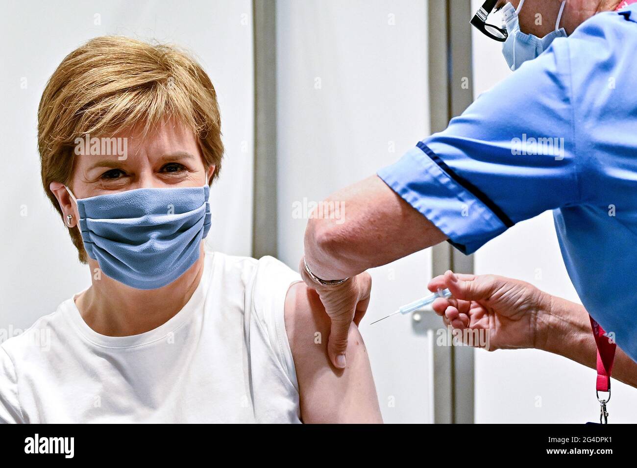 Il primo ministro della Scozia Nicola Sturgeon riceve la sua seconda dose del vaccino Oxford/AstraZeneca Covid-19, somministrato dall'infermiere Susan Inglis, presso il centro di vaccinazione NHS Louisa Jordan di Glasgow, Scozia. Data immagine: Lunedì 21 giugno 2021. Foto Stock