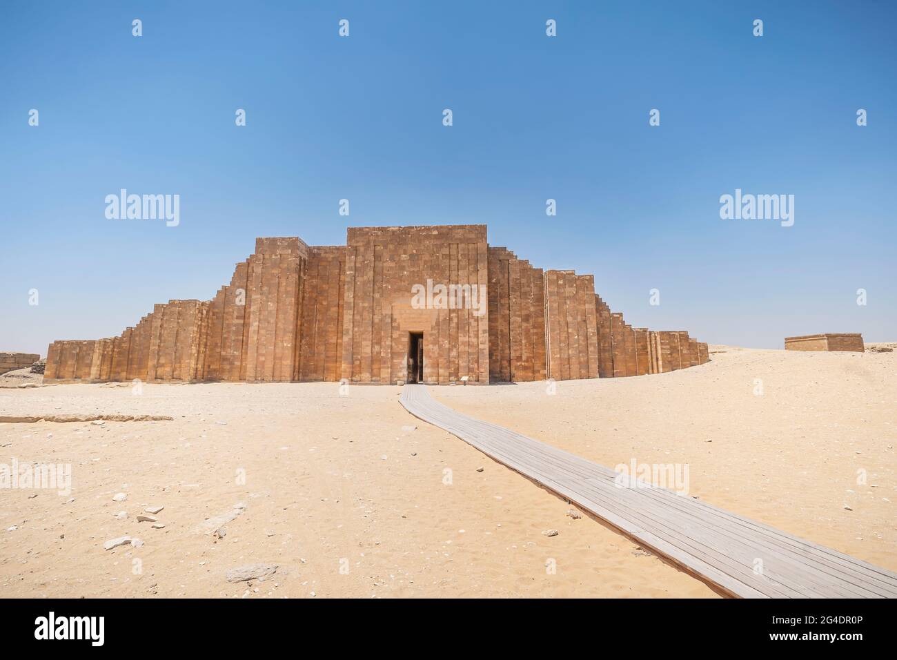 Ingresso al tempio mortuario vicino alla piramide di Djoser a Saqqara. Ingresso sul colonnato coperto del complesso della Piramide a gradoni, Saqqara Foto Stock
