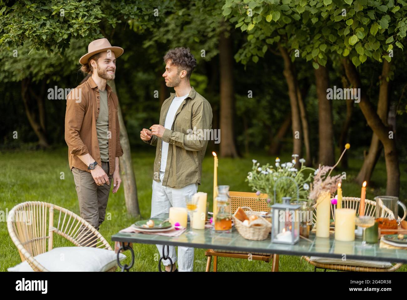 Due amici maschi che parlano durante un pranzo in natura Foto Stock