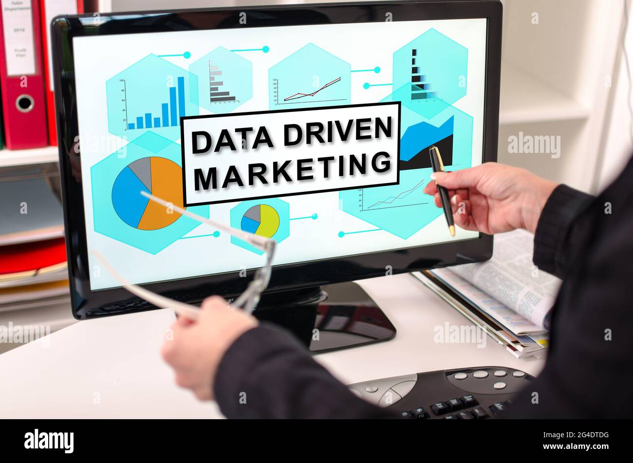 Donna d'affari che mostra il concetto di marketing basato sui dati su uno schermo del computer Foto Stock