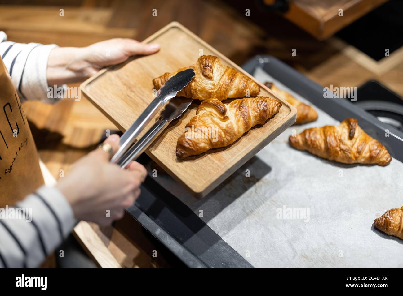 Cottura di croissant a casa Foto Stock