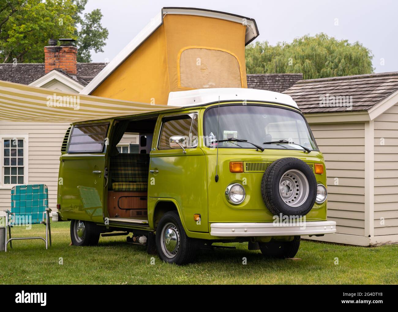 DEARBORN, MI/USA - 19 GIUGNO 2021: Un furgone Volkswagen tipo 2 (noto anche come microbus) 1977 con l'opzione Westfalia Camper al Motor Muster Henry Ford (THF). Foto Stock