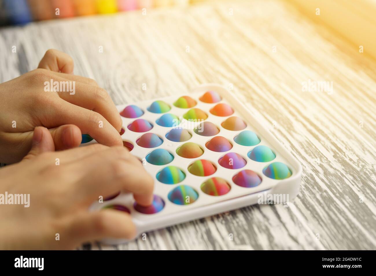 Il giocattolo antistress lo schioccano in mani Foto Stock