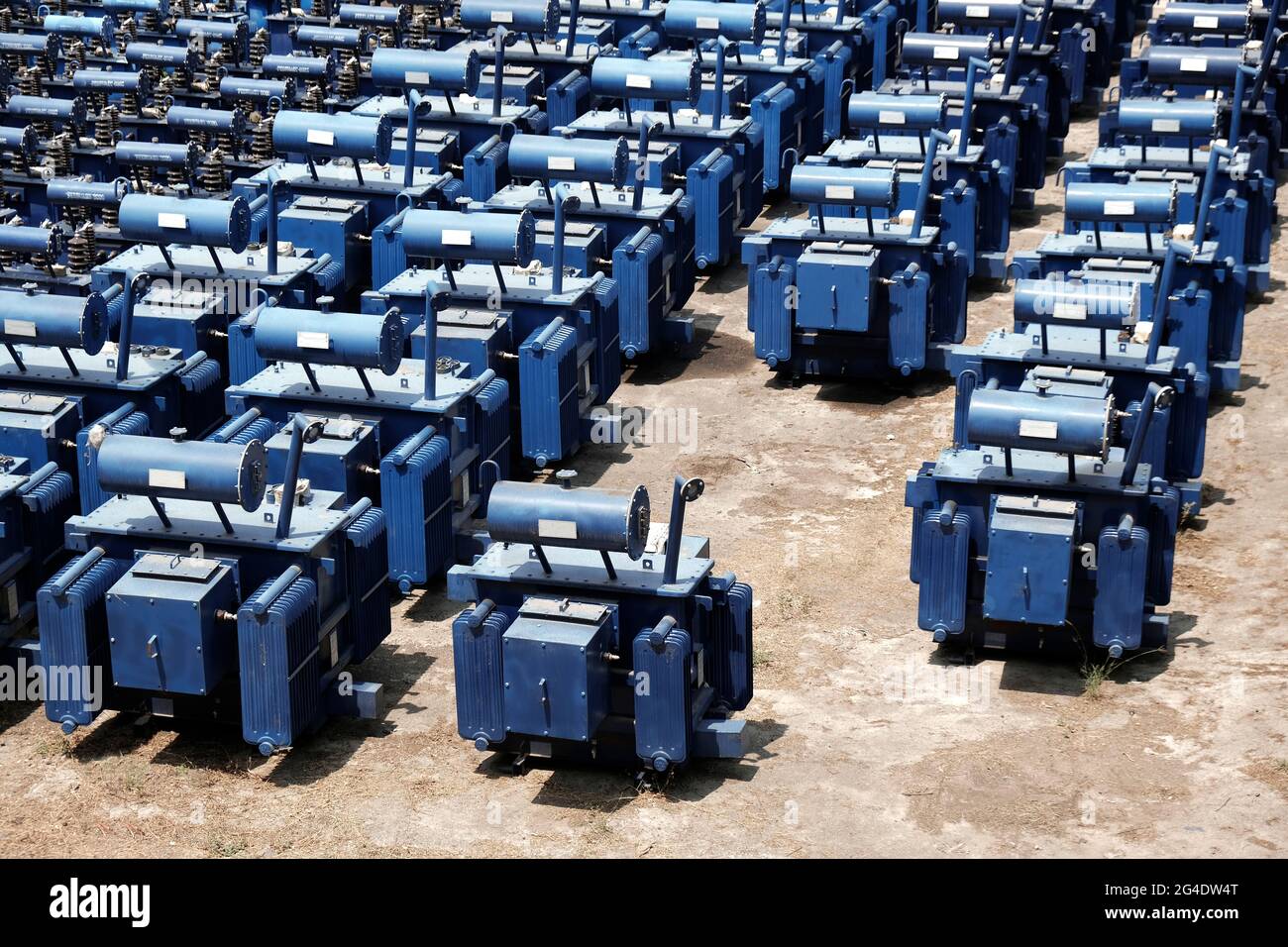 Trasformatore di potenza ad alta tensione di colore blu in quantità lager nell'area aperta verso il basso. Foto Stock